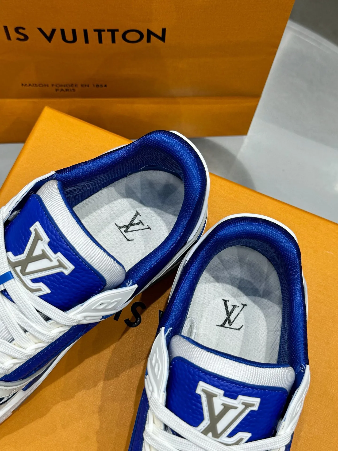 👟👟Ex-factory price 740👟👟 LOUIS VUITTON - the best-looking sneakers by Virgin Abloh, Lv Brand strongly recommends new products, official website limited edition retro basketball sneakers! Both high-top and low-top models spent money to purchase the original 1:1 accurate replica, the details are invincible, full of sincerity, imported custom-made original cowhide, the original package method is the same, the details are 100% restored, the private model customizes the original one-piece TPU outsole, which is different from other brands, without the original version, this effect cannot be achieved! LV’s best-looking couple shoes in the past, don’t miss it! Size: 35-45